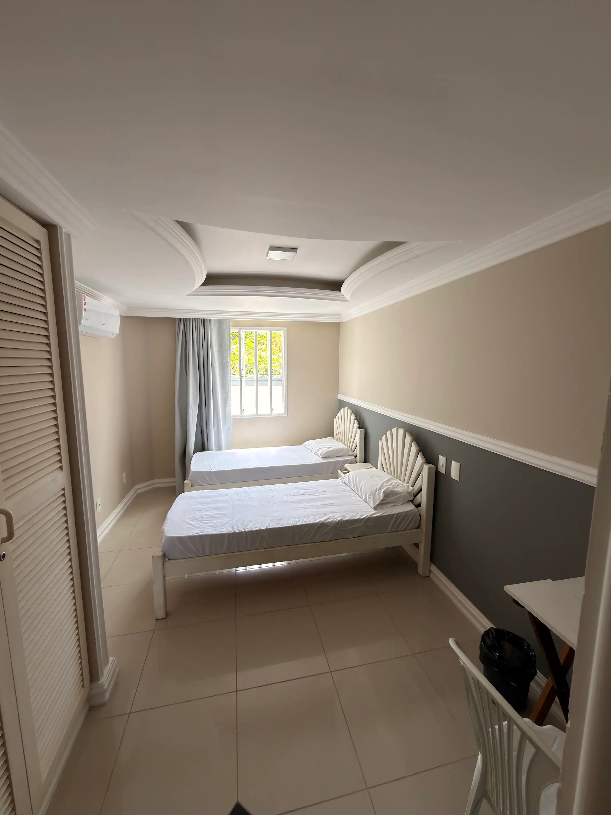 Quarto com duas camas de solteiro