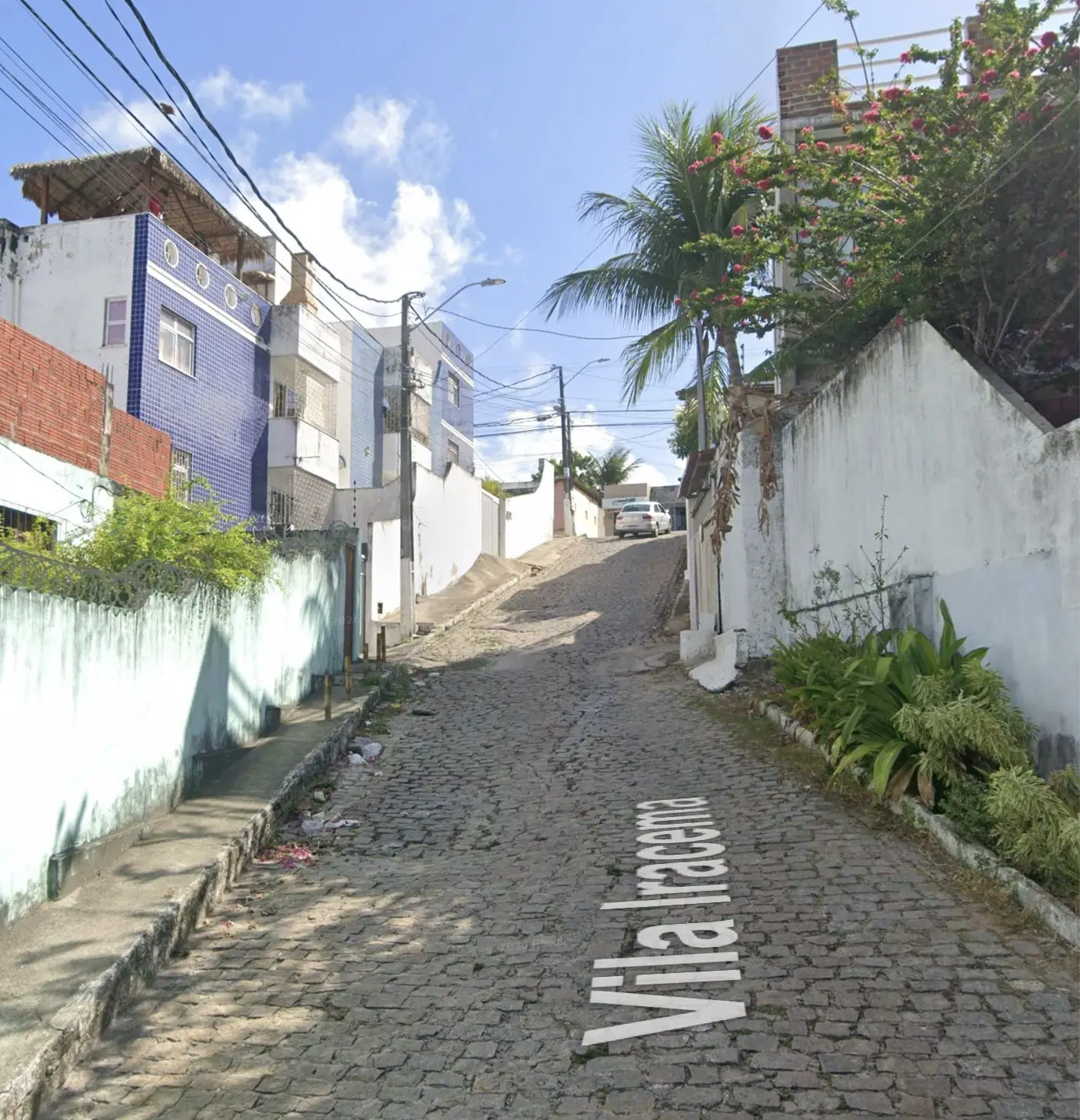 A rua de acesso é calçada com paralelepípedos e tem bastante inclinação.
